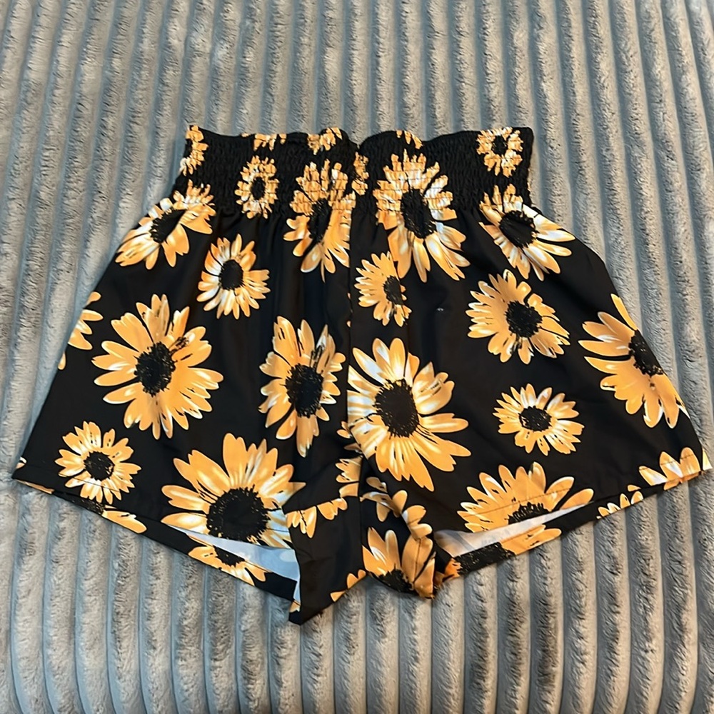 Sunflower Print High-Waisted Shorts - Picture 2 of 3